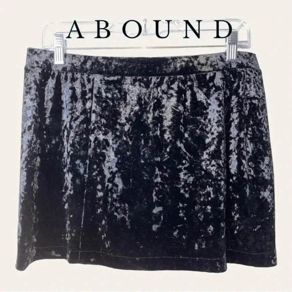 ABOUND CRUSHED VELVET MINI SKIRT SIZE LARGE BLACK IN COLOR - Picture 1 of 4